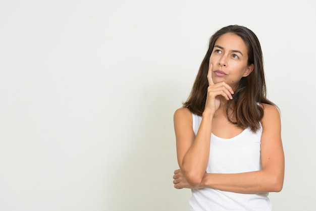 Foto retrato de hermosa mujer multiétnica pensando