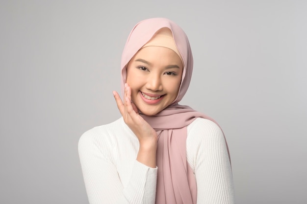 Retrato de hermosa mujer musulmana con hiyab sobre estudio de fondo blanco