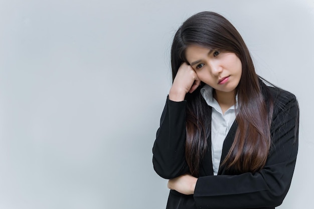 Retrato de una hermosa mujer de negocios asiática con camisa blanca sobre fondo blanco. Gente de Tailandia. Mujer piensa en concepto.