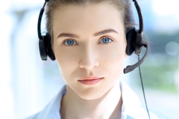 Retrato de hermosa mujer de negocios en auriculares Operador de centro de llamadas