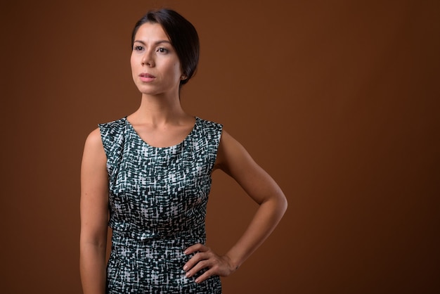 Foto retrato de hermosa mujer de negocios con el pelo atado