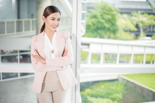 Retrato de hermosa mujer de negocios profesional