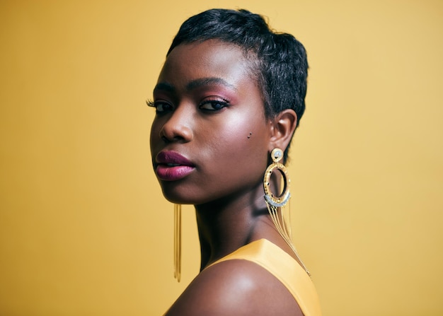 Retrato de una hermosa mujer negra contra un fondo amarillo