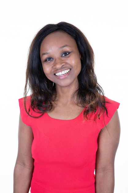 Foto retrato de hermosa mujer negra sonriente con cara fresca