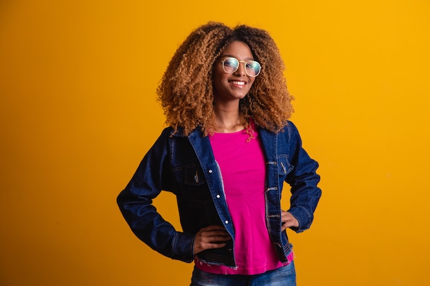 Retrato de hermosa mujer negra sonriente con gafas.