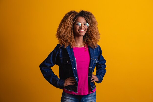 Retrato de hermosa mujer negra sonriente con gafas.