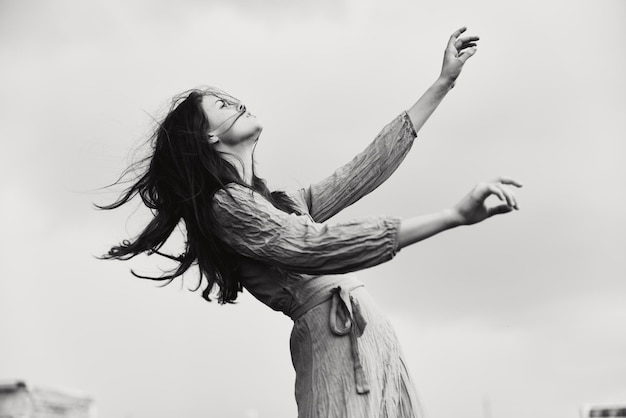 Retrato de una hermosa mujer de peinado largo con vestido de novia al aire libre foto en blanco y negro