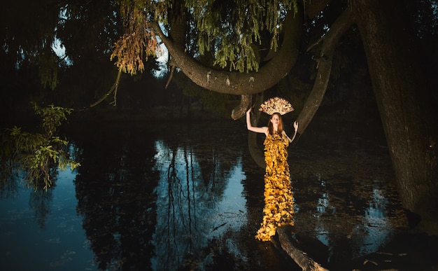 Retrato de hermosa mujer pelirroja en kokoshniks, vestido de hojas de otoño