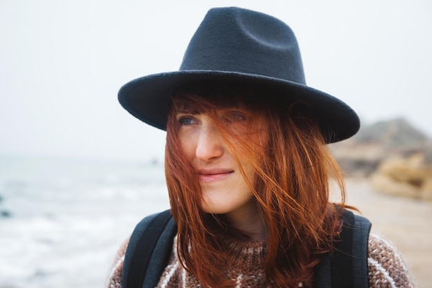 Retrato de una hermosa mujer pelirroja con un sombrero