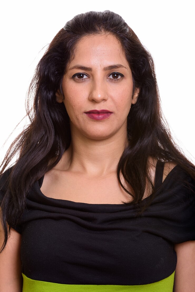 Foto retrato de hermosa mujer persa con ropa casual