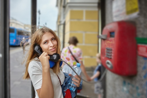 Retrato de una hermosa mujer de pie en la calle