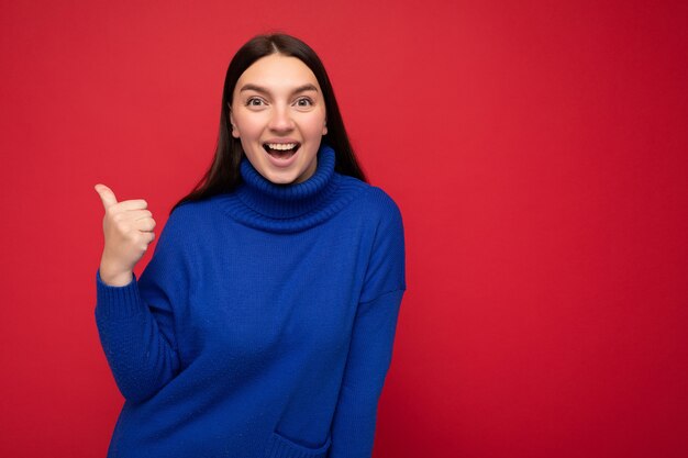 Retrato de hermosa mujer promotora feliz alegre positiva emocional fascinante apuntando a la