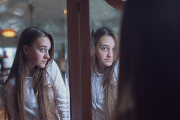 Foto retrato de una hermosa mujer reflejada en los espejos