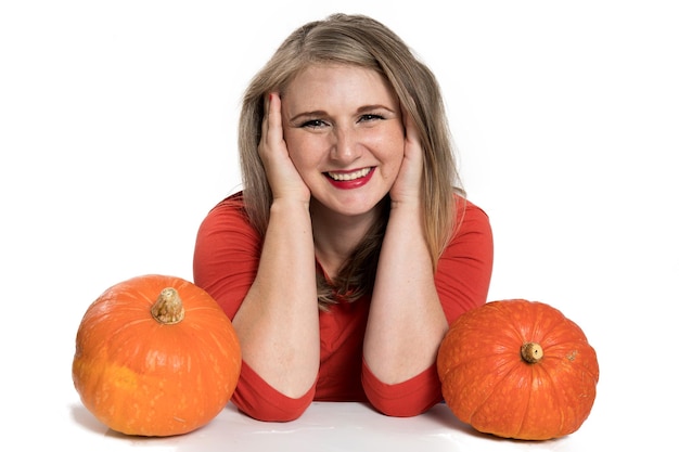 Retrato de hermosa mujer rubia de mediana edad con calabaza lista para la maqueta de celebración de halloween para postal e invitación o publicidad