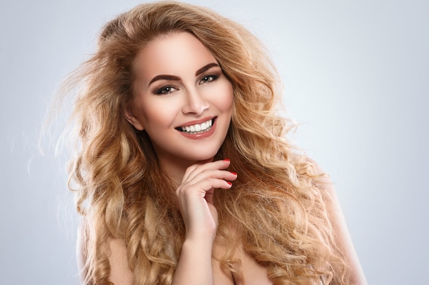 Retrato de hermosa mujer rubia con pelo rizado