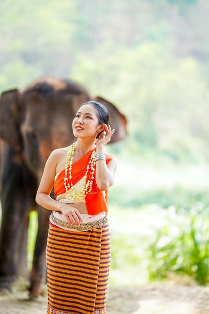 Retrato de una hermosa mujer rural tailandesa con un vestido tradicional del norte de Tailandia para una sesión fotográfica