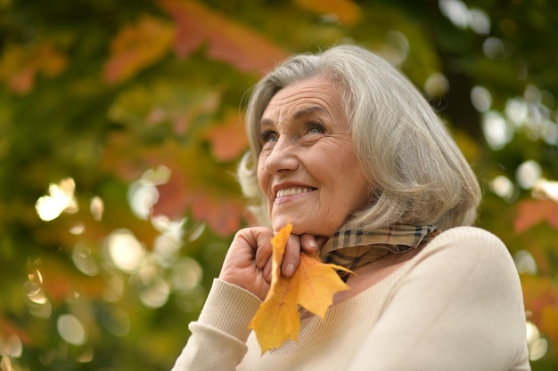 Retrato de hermosa mujer senior al aire libre en el parque