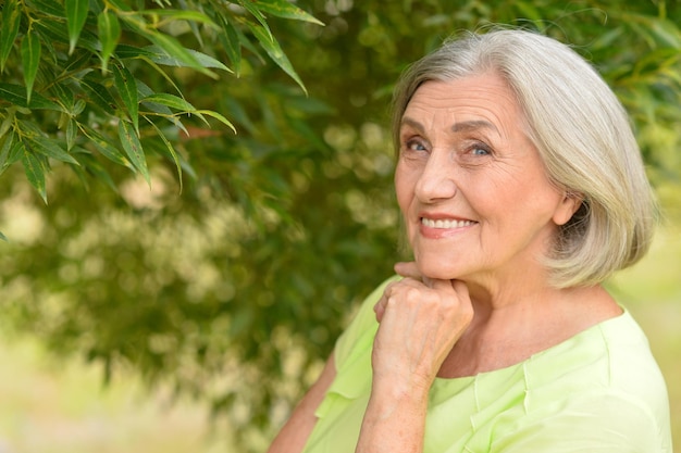 Retrato de hermosa mujer senior