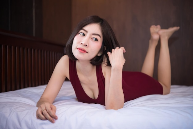 Retrato de hermosa mujer sexy asiática en el dormitorio Gente de TailandiaPose para tomar una foto