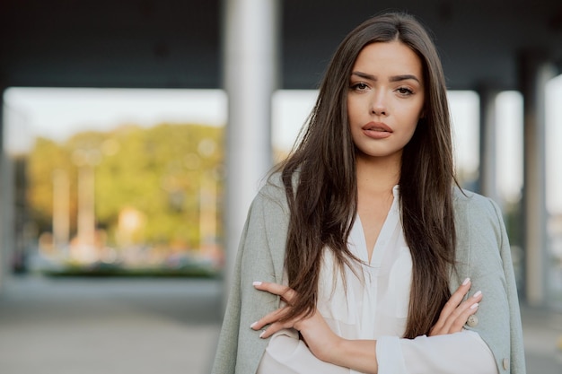 Retrato de hermosa mujer sexy atractiva morena con pelo largo ojos oscuros