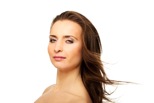 Retrato de una hermosa mujer sobre un fondo blanco