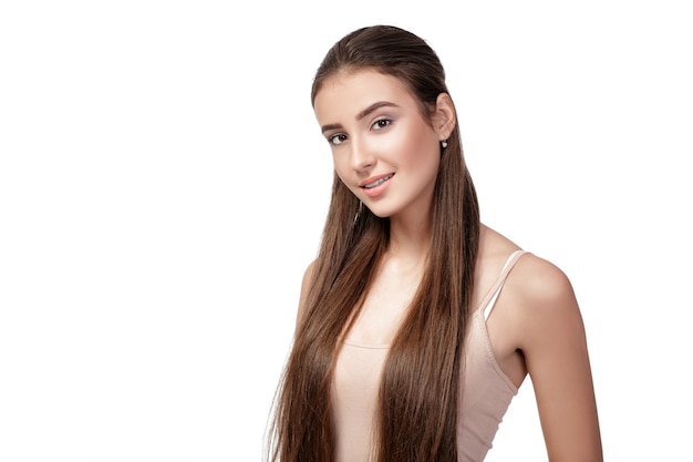 Retrato de hermosa mujer sonriente con cabello largo aislado sobre fondo blanco.