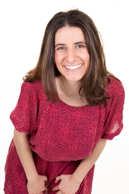 Retrato de hermosa mujer sonriente con cabello largo oscuro mirando a cámara con hermosa sonrisa y brazos cruzados aislado sobre fondo blanco en tiro de estudio