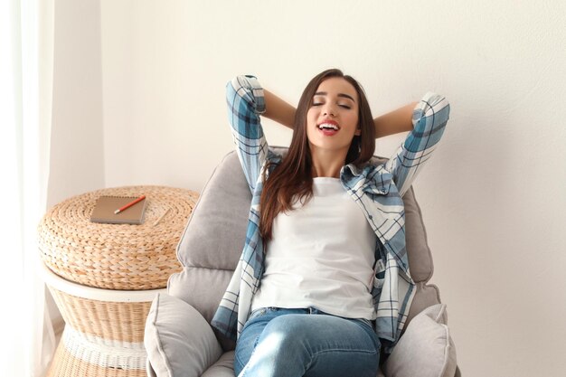 Foto retrato de hermosa mujer sonriente en casa