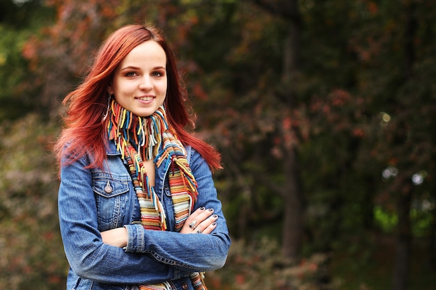 Retrato de hermosa mujer sonriente encantadora en el parque otoño