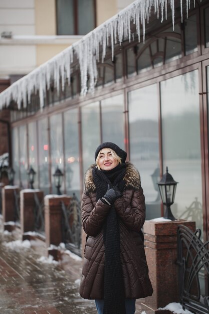 Retrato de hermosa mujer sonriente feliz posando al aire libre en invierno.