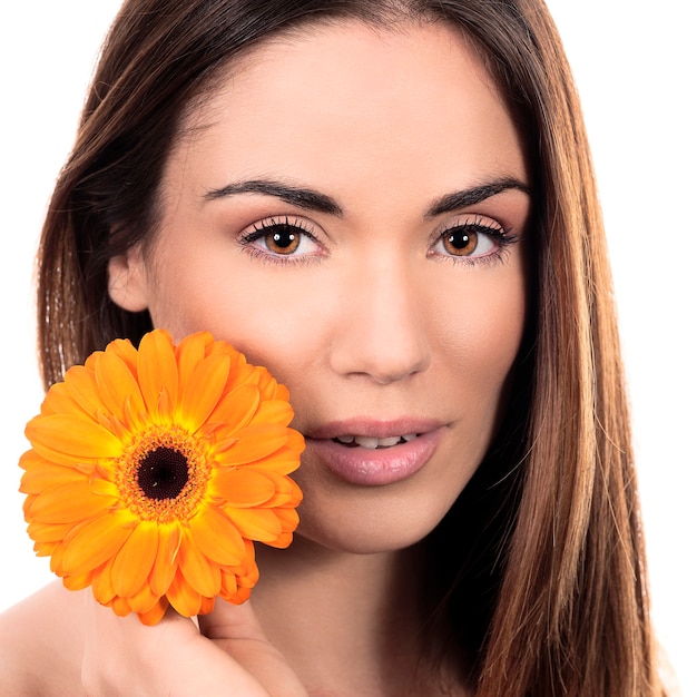 Retrato de hermosa mujer sonriente con flor