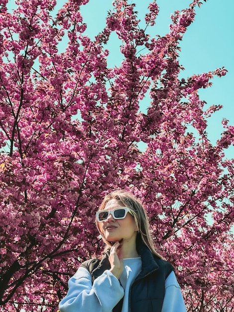 Retrato de una hermosa mujer sonriente con gafas de sol