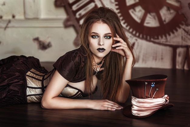 Retrato de una hermosa mujer steampunk cerca del gran reloj