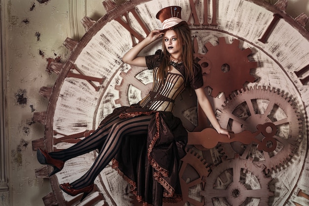 Retrato de una hermosa mujer steampunk cerca del gran reloj