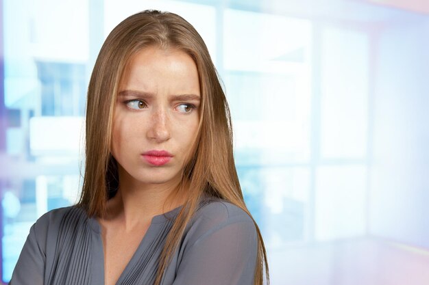 Retrato de hermosa mujer triste