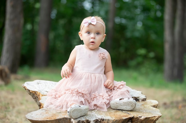 Retrato de una hermosa niña de un año en un paseo de verano