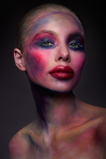 Retrato de la hermosa niña brillante con maquillaje colorido arte