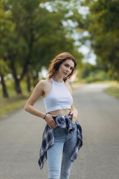 Retrato de una hermosa niña en el camino