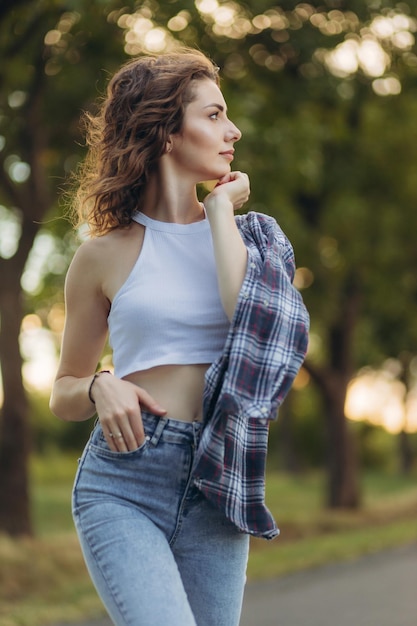 Retrato de una hermosa niña en el camino