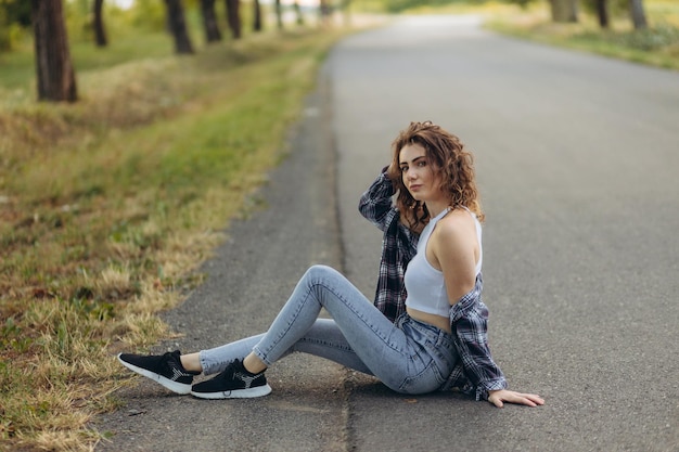 Retrato de una hermosa niña en el camino