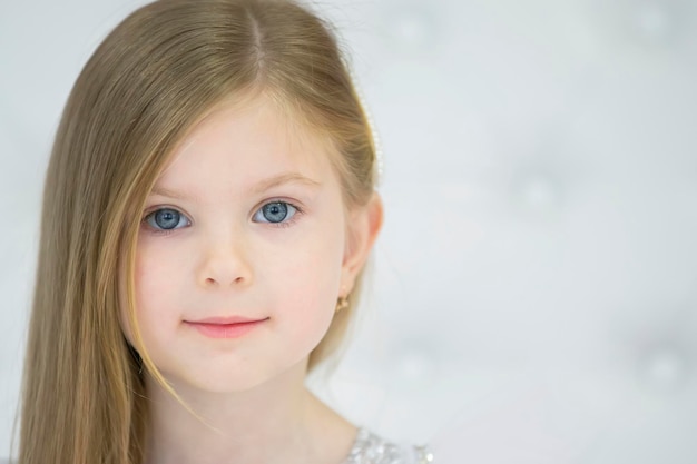 Retrato de una hermosa niña La cara de un niño de cinco años Modelo pequeño