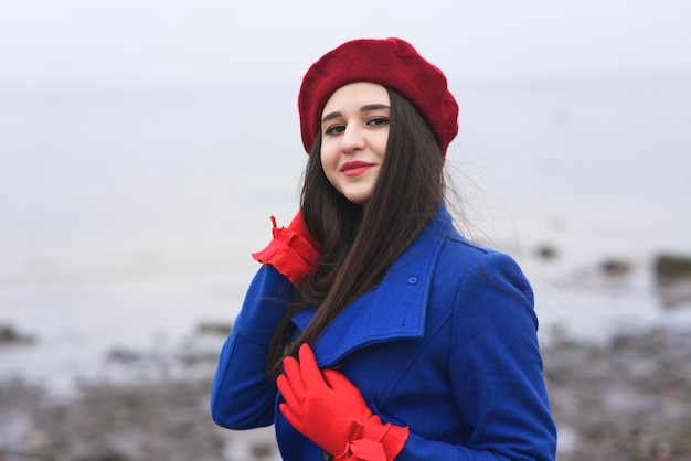 Retrato de hermosa niña caucásica joven atractiva elegante elegante mujer morena con pelo largo