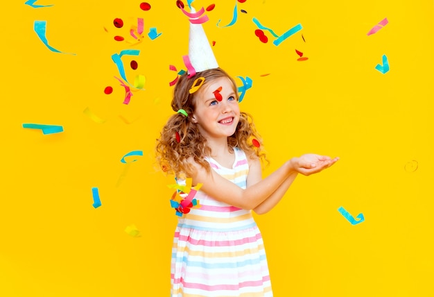 Retrato de una hermosa niña celebrando su cumpleaños.