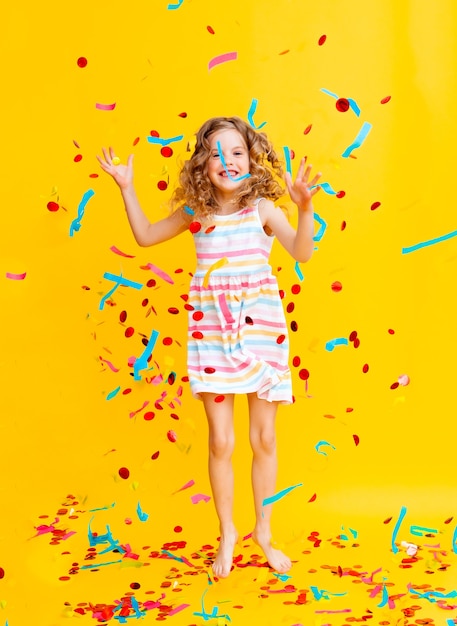 Foto retrato de una hermosa niña celebrando su cumpleaños.