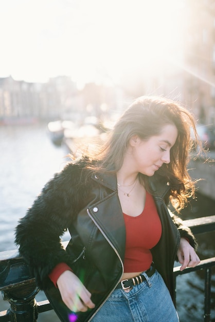 Retrato de una hermosa niña en un día soleado Calles de Amsterdam Una niña disfruta de su estilo de vida