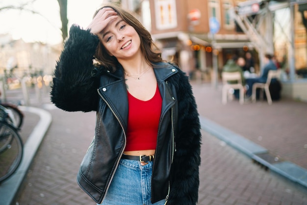 Retrato de una hermosa niña en un día soleado Calles de Amsterdam Una niña disfruta de su estilo de vida