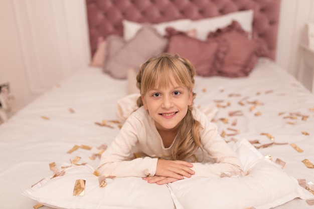 Retrato de una hermosa niña disfrutando de las vacaciones de Navidad.