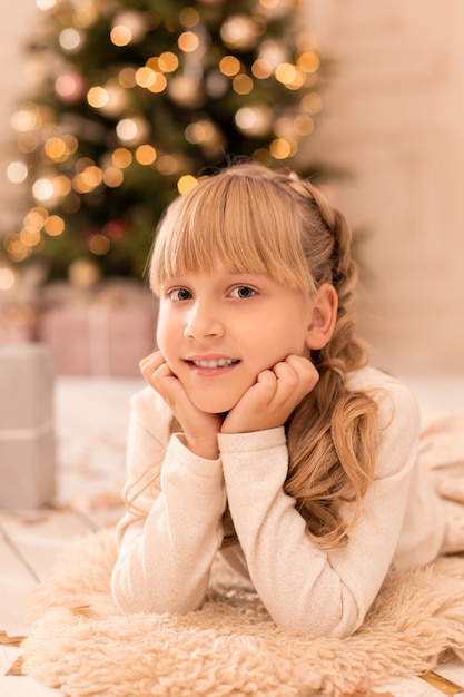 Retrato de una hermosa niña disfrutando de las vacaciones de Navidad.