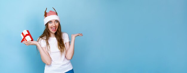 Retrato de una hermosa niña emocionada sorprendida que recibe el regalo celebración de la fiesta de año nuevo gritar wow ex ...