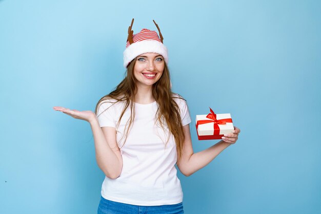 Retrato de una hermosa niña emocionada sorprendida que recibe el regalo celebración de la fiesta de año nuevo gritar wow ex ...